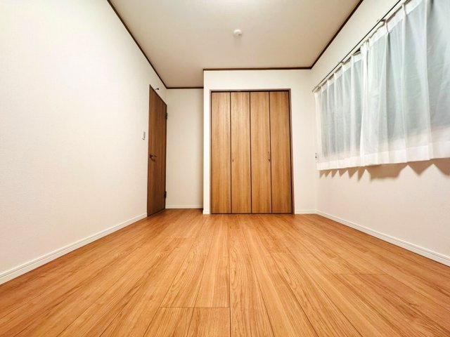 【子供部屋】 | 板橋区三園1丁目　中古一戸建住宅　（成増店） | 1階6.3帖の洋室。各部屋に収納設備を完備