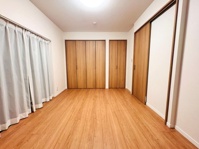 【寝室】 | 板橋区三園1丁目　中古一戸建住宅　（成増店） | 2階5.9帖の洋室。収納スペースを多くとり、スッキリ空間で暮らしたい方にピッタリ
