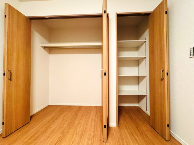 【収納】 | 板橋区三園1丁目　中古一戸建住宅　（成増店） | 2階5.9帖洋室内の収納内部の様子。収納スペースもたくさんあり快適に暮らせそう
