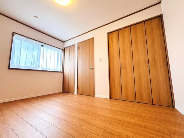 【洋室】 | 板橋区三園1丁目　中古一戸建住宅　（成増店） | 3階5.8帖の洋室。全室2面採光により明るい室内。
