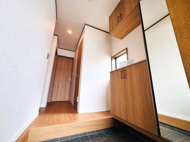 【玄関】 | 板橋区三園1丁目　中古一戸建住宅　（成増店） | 季節の飾り付け等ディスプレイが出来、すぐ持ち出したい物の置場にも重宝するコの字型シューズボックス採用☆