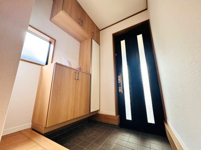 【玄関】 | 板橋区三園1丁目　中古一戸建住宅　（成増店） | 明るく開放的な玄関