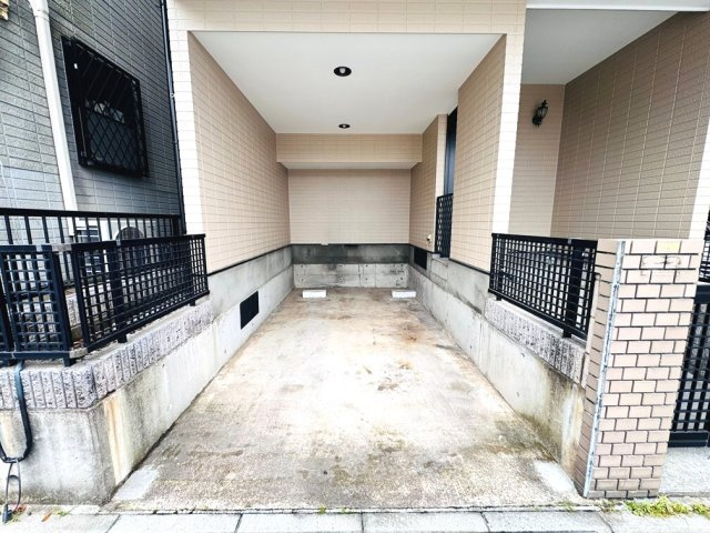 【外観】 | 板橋区三園1丁目　中古一戸建住宅　（成増店） | 大切なお車を雨や風から守ることのできるビルトインガレージ