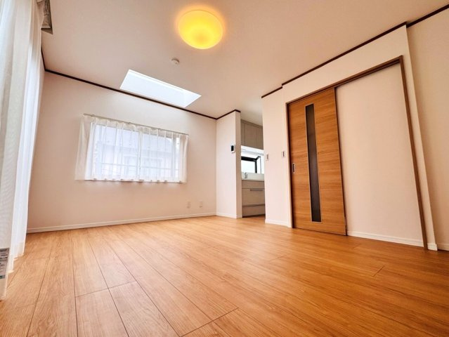【居間・リビング】 | 板橋区三園1丁目　中古一戸建住宅　（成増店） | 自然と家族が集まる心地よい空間
