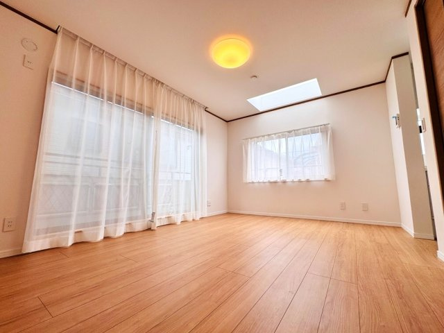 【居間・リビング】 | 板橋区三園1丁目　中古一戸建住宅　（成増店） | 明るいお部屋で楽しむ家族の団欒

