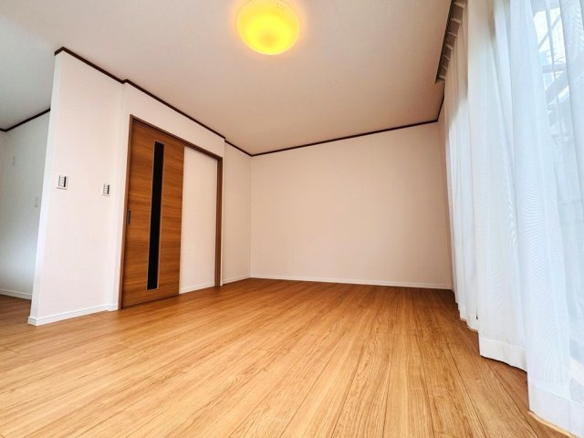 【居間・リビング】 | 板橋区三園1丁目　中古一戸建住宅　（成増店） | 2階リビングはプライバシー重視のやすらぎ空間
