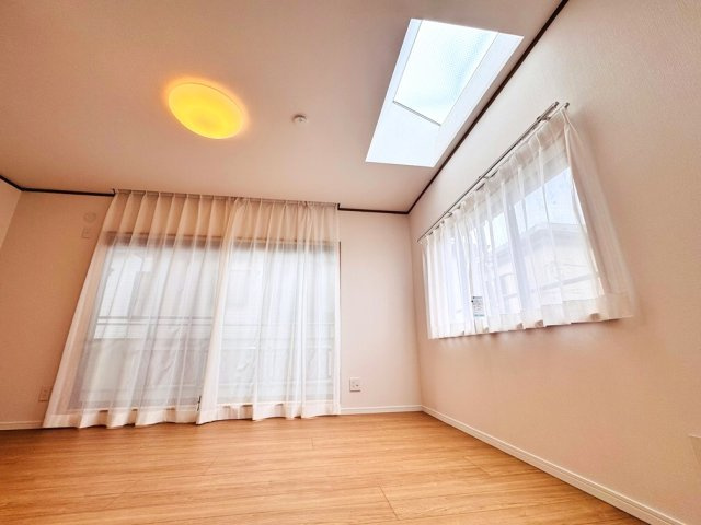 【居間・リビング】 | 板橋区三園1丁目　中古一戸建住宅　（成増店） | リビングの一部には天窓を採用！明るい光が差し込みます。