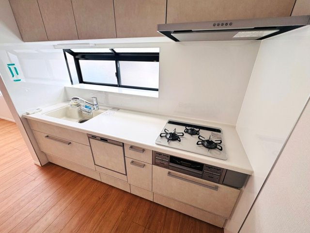 【キッチン】 | 板橋区三園1丁目　中古一戸建住宅　（成増店） | 窓のあるキッチンで毎日が明るく快適に