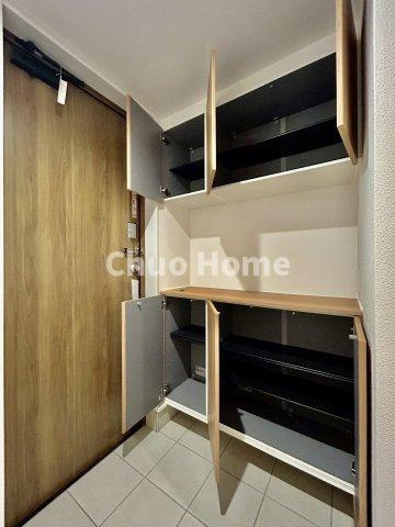 葛飾区西新小岩4丁目新築分譲住宅の玄関|【玄関】玄関には大型のシューズクローゼットを設置しておりますのでいつでもスッキリりとした空間を保てます。玄関周りを清潔に使うのはとても大事なことですよね。
