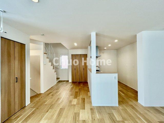 葛飾区西新小岩4丁目新築分譲住宅のキッチン|視界に広がりを生むオープンなキッチン。料理や片付けをしながら、家族との会話を楽しんだり、リビングで遊ぶ子どもを見守れます。ご見学時には家具の配置などもイメージしながらぜひご覧になって見て下さい。