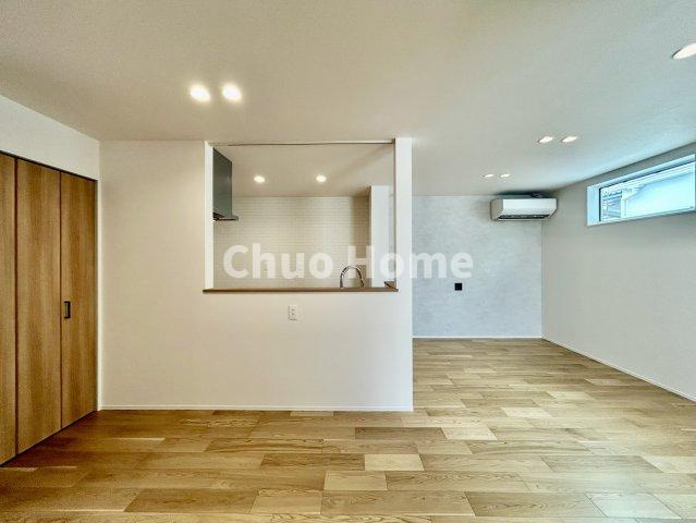 葛飾区西新小岩4丁目新築分譲住宅のダイニング|【ダイニング】忙しい朝でも、しっかり家族が揃って食事をして頂けるゆとりある大きさのダイニングスペース。奥様が作る手料理をカウンター越しに受けとって頂き、テーブルで囲む素敵な時間を存分に愉しんで下さい。