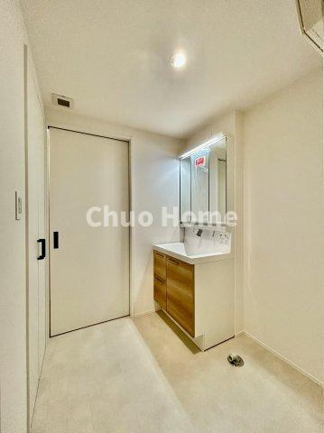 葛飾区西新小岩4丁目新築分譲住宅の脱衣所|【洗面所】明るい洗面所は朝をすっきりさせてくれる空間です。バタバタしている忙しい朝でも収納が多い洗面台では短い時間で効率良く支度ができます。
