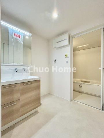 葛飾区西新小岩4丁目新築分譲住宅の独立洗面台|【洗面化粧台】洗面化粧台には三面鏡を採用。身だしなみを整えやすい事はもちろんですが、鏡の後ろに収納スペースを設ける事により、散らかりやすい洗面スペースをすっきりさせる事が出来るのも嬉しいですね