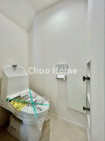 葛飾区西新小岩4丁目新築分譲住宅のトイレ|【トイレ】 収納スペースをしっかりと確保した温水洗浄便座機能付きトイレ。温水洗浄便座は清潔にお使いいただくための大切なアイテムです。