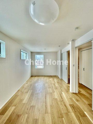 葛飾区西新小岩4丁目新築分譲住宅の洋室|【洋室】快適に過ごす条件は、一人ひとり違います。だからこそ飾り過ぎないシンプルな内装と偏り過ぎないデザインで統一しております。居住していく中でオーナー様だけの【マイホーム】に創り上げて下さい