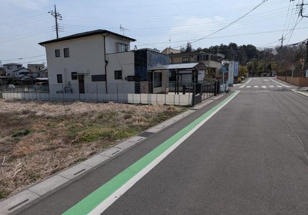 【土地】川越市天沼新田建築条件無し売地の前面道路含む現地写真