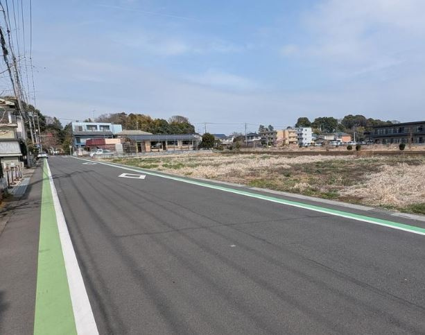 【土地】川越市天沼新田建築条件無し売地の前面道路含む現地写真
