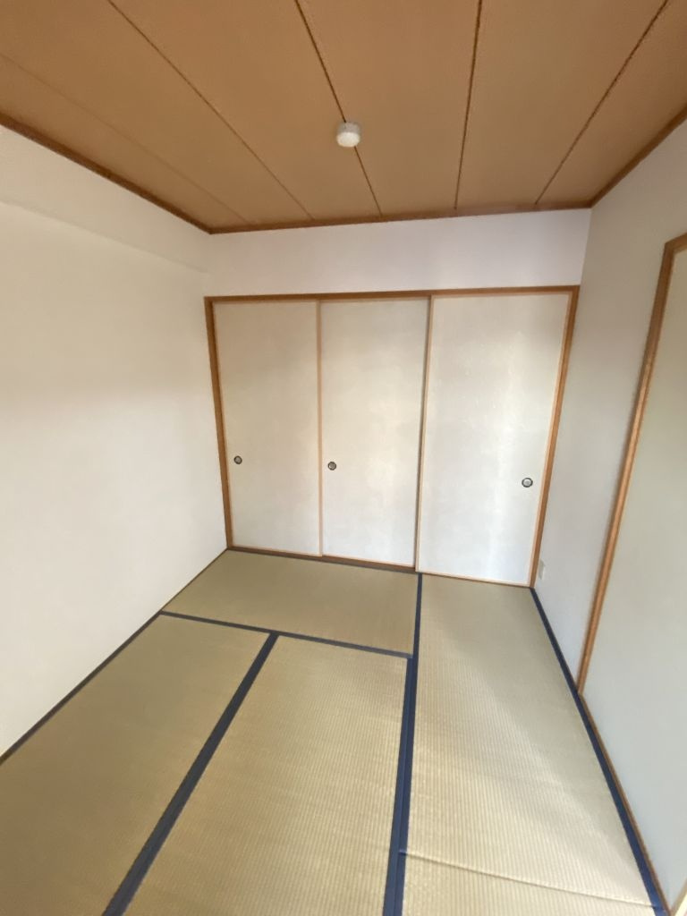 ロワイヤル東今宿の和室