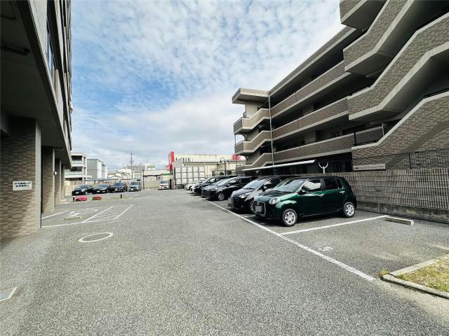 ロワイヤル東今宿の駐車場