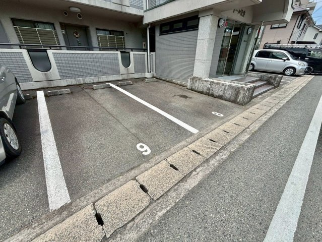 ドール辻井の駐車場
