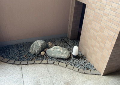 【中庭】 | バームステージ町田中町 | 中庭（パティオ）とは、一つの建築物の内部に設けられた、壁などで囲われている庭のことを指します。コの字型、ロの字型が主流ですが、L字型の中庭もあります。最近では、インテリア性の高さからも人気があります。