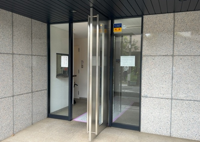【エントランス】 | バームステージ町田中町 | マンションのエントランスには、もともと風よけや防犯の役割がありますが、マンションによって宅配ボックスなどの設備が備わっている所もあります。日々の生活をイメージしながら生活しやすさをチェックしましょう。