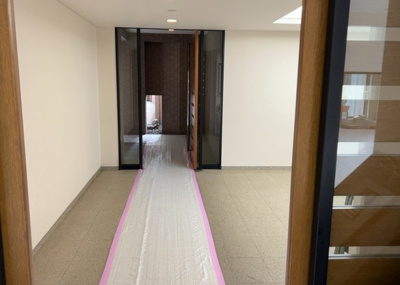 【ロビー】 | バームステージ町田中町 | ラウンジは、マンションの共用スペースに椅子やテーブルなどを配置した利用者が寛げる空間です。屋内型ラウンジと屋外型ラウンジがあります。共用部分の管理状況と合わせて、詳細については現地でご確認ください。