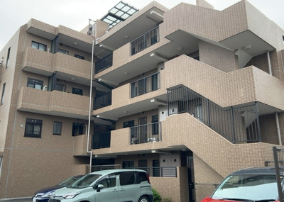 【現況写真】 | バームステージ町田中町 | 道幅が広い場所は日当たりや風通が良好です。幅が広いのですれ違いも可能ですし大きな車でも駐車可能！一方で、大型車が通ることも多くなるため交通量の増加により騒音に繋がります。また土地の値段が高くなります。