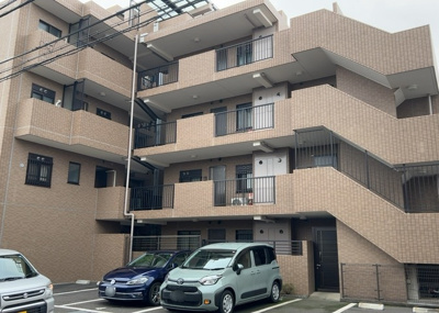 【構造・工法・仕様】 | バームステージ町田中町 | ＲＣ造、Reinforced Concreteは直訳すると補強されたコンクリートです。主に柱や梁・床・壁が鉄筋とコンクリートで構成おり、鉄筋を組んだ型枠にコンクリートを流し込んで固めたものを指します。