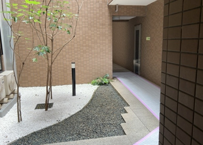 【玄関】 | バームステージ町田中町 | 玄関は家の顔でもあり、家族以外の目にも止まる場所です。玄関は外との間を仕切る扉、靴などをしまっておく収納スペース、靴脱ぎのたたきスペース、来客とのやり取りをするドアホンなど複数のアイテムからなります。