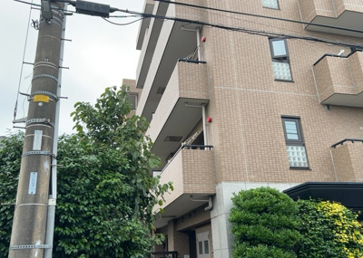 【バルコニー】 | バームステージ町田中町 | 一般的なバルコニーは、奥行1.5ｍ程ですが、ワイルドバルコニーは2ｍまで広がっています。そのため洗濯物の間隔をあけ干すことができ、乾きやすいというメリットや、ガーデニングが楽しめる等の特徴があります。