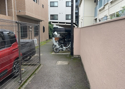 【駐車場】 | バームステージ町田中町 | 車一台あたりに必要なスペースは、標準サイズの普通自動車で横幅2m50cm、長さ5mは必要になります。ただし、乗降のことも考慮して横幅3m30cm、長さ5m50cmほどは確保できるところを選びましょう。