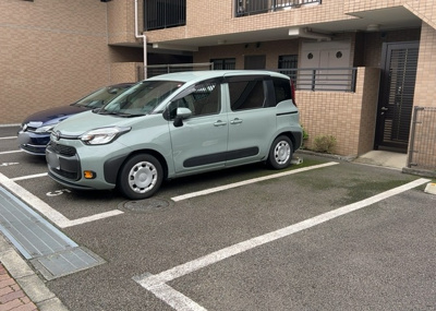【駐車場】 | バームステージ町田中町 | 駐車場と明記されていても、最小スペースでつくられた駐車場だと大型車は駐車できなかったり、出入りしにくくなったりする可能性があります。お車のサイズと購入したい物件の駐車場のサイズを現地で確認しましょう。