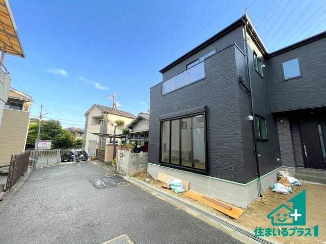 ■交野市倉治　第1期　新築一戸建ての前面道路含む現地写真|周辺は閑静な住宅街！前面道路広々で車の出し入れも便利です。駐車が苦手な方でも安心して車庫入れできます！