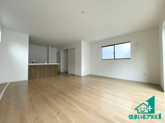 ■交野市倉治　第1期　新築一戸建ての居間・リビング|日当たり良好の明るいリビングで朝の目覚めもスッキリできそう！対面キッチンでご家族のコミュニケーションも自然と増える設計！小さなお子様が遊ぶスペースを作っても広々とくつろげるLDK！