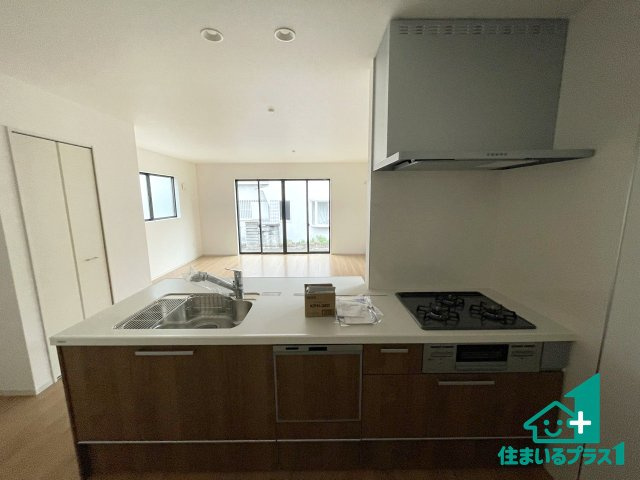 ■交野市倉治　第1期　新築一戸建てのキッチン|リビングと統一感があり、使い勝手のいいキッチン。広々としているので、二人並んで作業が出来ちゃいます。お子様と一緒に色々なお料理に挑戦できるスペースがあります。