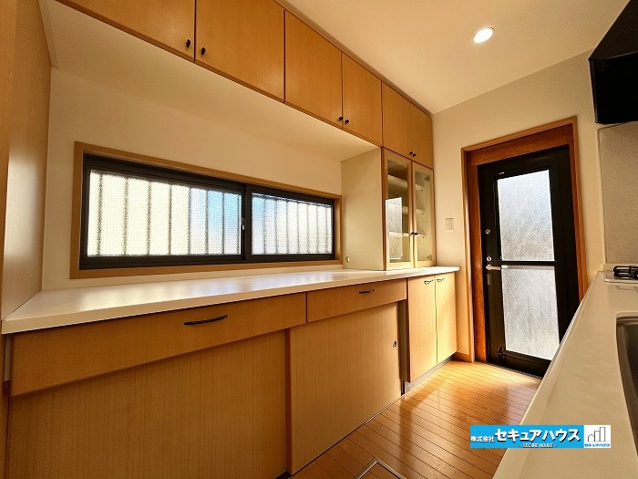 【中古住宅】知多郡東浦町大字緒川字上高根台の収納|【キッチン収納】
◆キッチン後ろにカップボード付いており、食器棚のように使えます！　　　　　　　　　　　　　　　　　