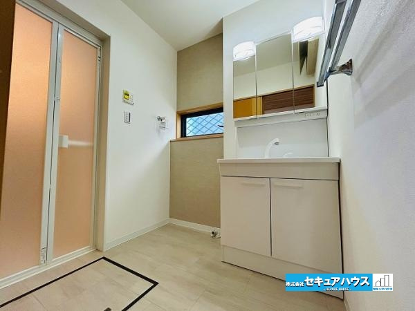 【中古住宅】知多郡東浦町大字緒川字上高根台の洗面所|【洗面台】
◆鏡の裏にはたっぷりと収納スペースを標準装備！
◆電源を付属しているのでドライヤーなど利用できます。
◆新品交換済みです。　　　　　　　　　