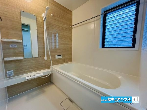 【中古住宅】知多郡東浦町大字緒川字上高根台の浴室|【浴室】
◆ユニットバスに新品交換しました。
◆アクセントパネルで落ち着きのある雰囲気を演出します。毎日の疲れを癒やすバスタイムをお楽しみ下さい！
◆窓付きで、カビの繁殖を抑える効果があります。　　　