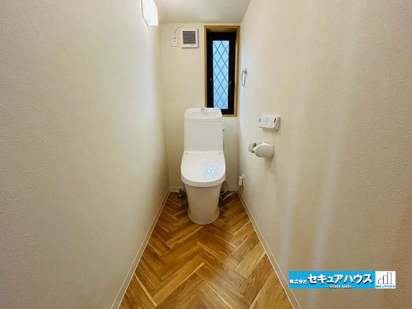 【中古住宅】知多郡東浦町大字緒川字上高根台のその他|【高機能トイレ】
◆新品交換済です。
◆高機能トイレの多くは便器のフタの開閉が自動であり、使用後に手動で水を流す面倒もなく非常に便利です。スタイリッシュな見た目で、お掃除しやすく、節水効果が高いです。