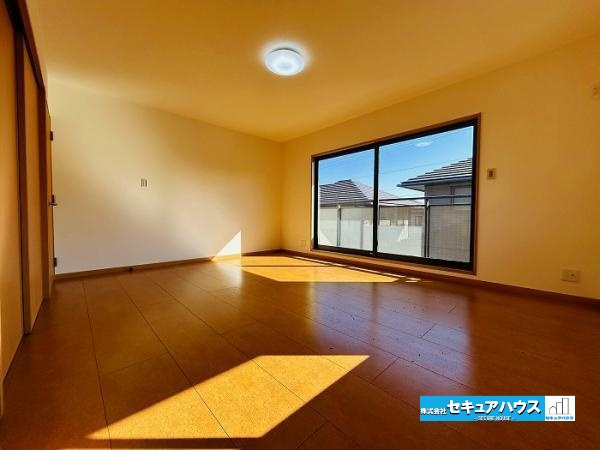 【中古住宅】知多郡東浦町大字緒川字上高根台の洋室|【洋室】
◆お子様のお部屋や主寝室、来客時の宿泊室、趣味のお部屋としてもご利用いただけます♪
◆全居室日当たり良好です♪収納も各居室ごとに設置されています◎　　　　　　