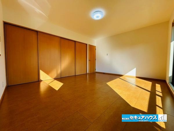 【中古住宅】知多郡東浦町大字緒川字上高根台の洋室|【洋室】
◆家族一人ひとりの大切なプライベート空間。趣味に合わせて使って頂けるようシンプルに仕上げてあります。暮らし心地を大きく左右する収納を、適材適所に配置し使い勝手を考慮しました。　