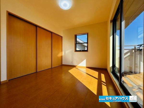 【中古住宅】知多郡東浦町大字緒川字上高根台の洋室|【洋室】
◆広々とした居住空間は日々の暮らしを彩り、心のやすらぎと満足感を与えてくれます。通風と採光を考慮した設計は子供たちはのびのび育ち、家族でくつろぎと団らんを生み出します。　　　　　　　　