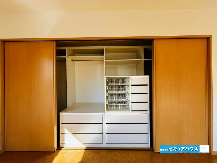【中古住宅】知多郡東浦町大字緒川字上高根台の収納|【洋室収納】
◆ショーケース付きの片づけやすい収納になってます。
衣類から小物まで片づけられます！！　　　　　