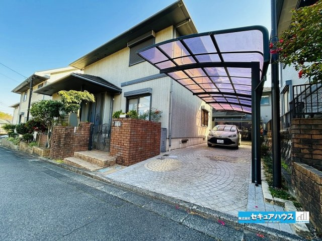 【中古住宅】知多郡東浦町大字緒川字上高根台の前面道路含む現地写真|【駐車場】
◆屋根付きの縦列2台可能です。　　　　　　　　　　　　