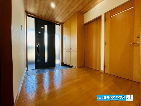 【中古住宅】知多郡東浦町大字緒川字上高根台の玄関|【玄関】
◆シューズボックス付きの玄関です。玄関周りがスッキリと片付きます。
◆明るく開放的な空間の為、家全体の印象が明るくなります。　　　　　　　　　　　　　　　　　