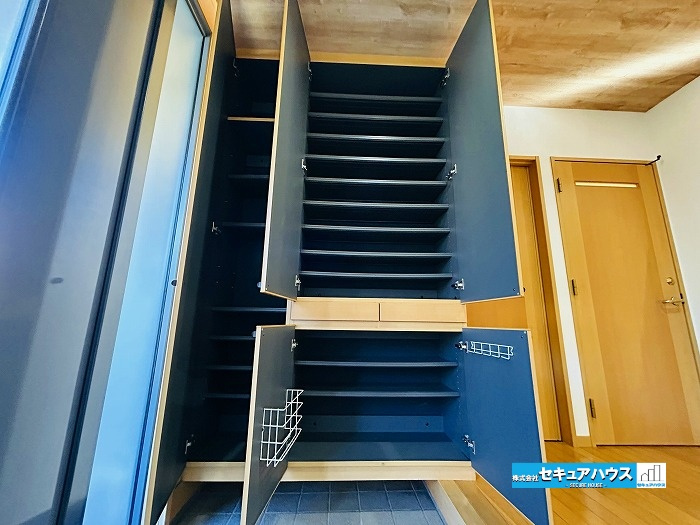 【中古住宅】知多郡東浦町大字緒川字上高根台の収納|【玄関収納】
◆玄関回りをすっきり保てる収納力のある下駄箱付きです。　　　　　　　　　　　　　　　　　　　　　　　　　　　　　　　　　　　　　　　　　　　　　　　　　　　　　　　　　　　　　　　　　　