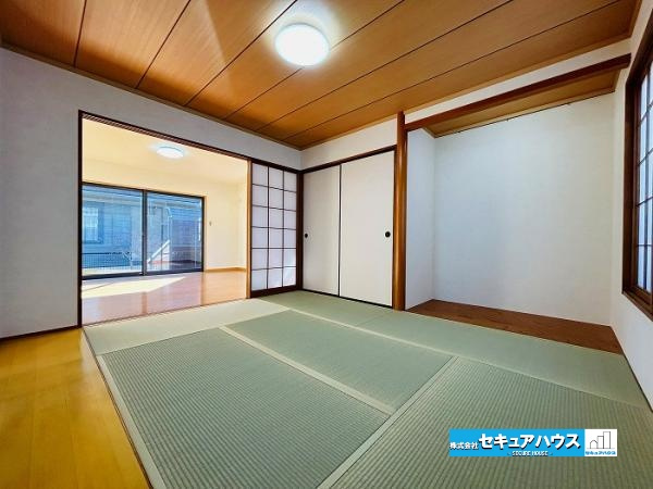 【中古住宅】知多郡東浦町大字緒川字上高根台の和室|【和室】
◆リビングに続く和室は寝転がるスペースやお子様の遊び場として活躍します。
来客時は扉を閉めて居室として利用することもできます。
◆収納付な点も嬉しいポイントです。　　　　　　　　　　　