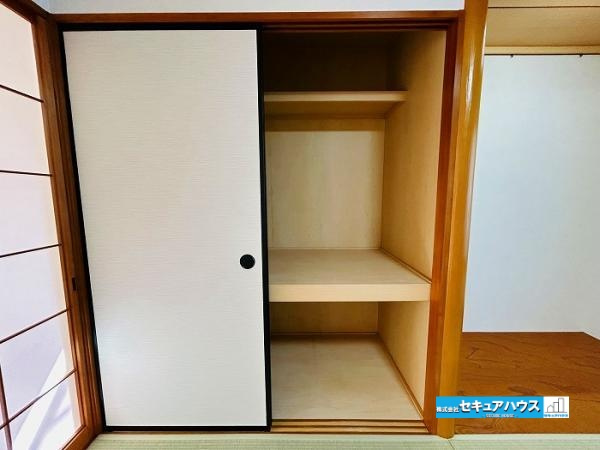 【中古住宅】知多郡東浦町大字緒川字上高根台の収納|【和室収納】
◆押入には来客時の布団などを収納することができます♪　　　　　　　　　　　　　　　　　　　