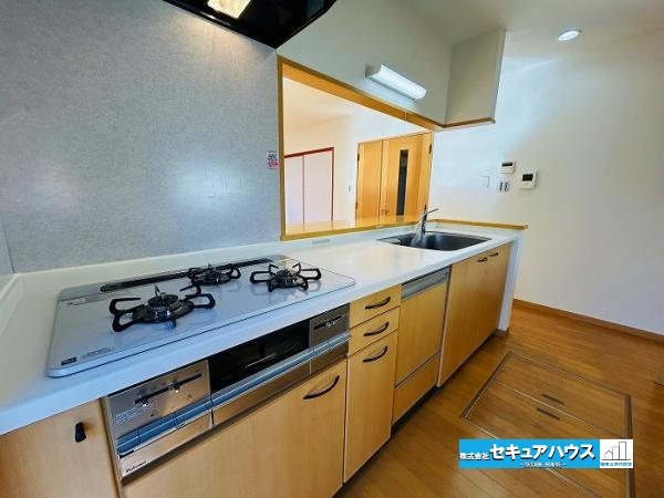 【中古住宅】知多郡東浦町大字緒川字上高根台のキッチン|【キッチン】
◆新品交換済み！
◆同時にたくさんの料理が調理できる。「焼く・蒸す・煮る」の工程を同時進行で進めることができるので、料理を素早く作ることができます。育児でバタバタ忙しいママに嬉しい♪　　